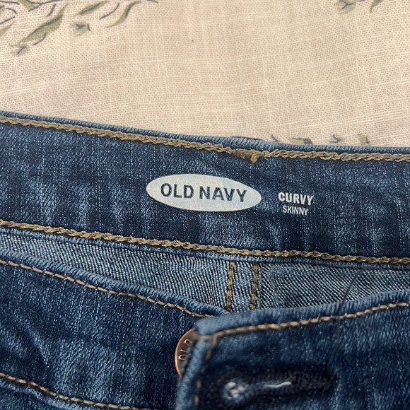 Old Navy Curvy Skinny blue jeans with light distressing - Picture 2 of 5
